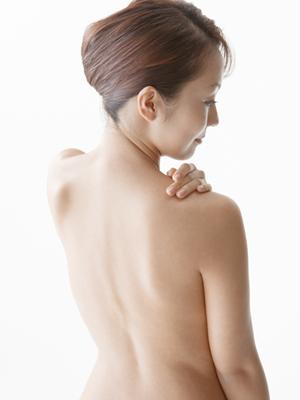 新潟のサロンでバストアップ施術を受ける